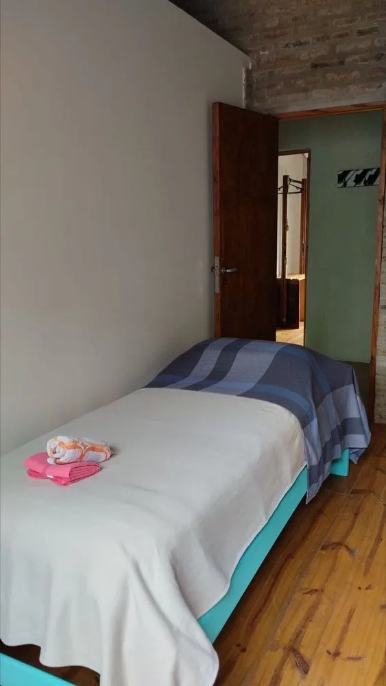 Dormitorio con dos camas individuales