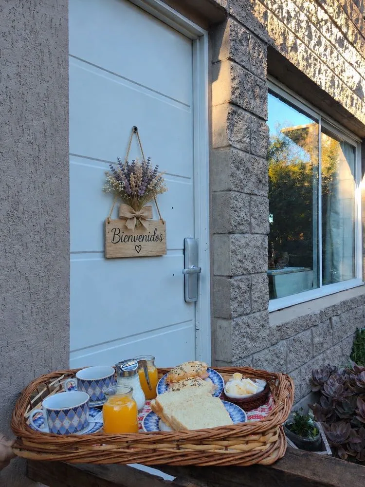Desayuno artesanal frente a la cabaña