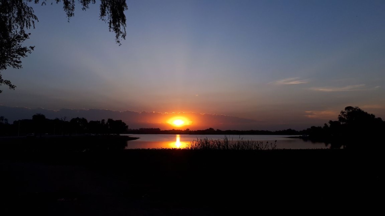 Vista al amanecer de la laguna de San Vicente