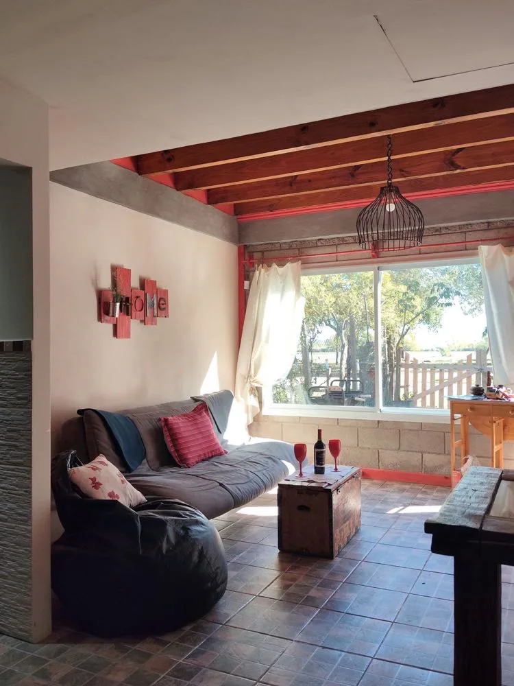 Sala de estar y cocina de la cabaña