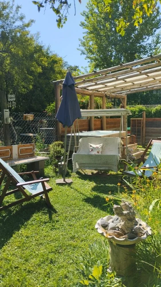 Zona de relax con hidromasaje exterior y reposeras